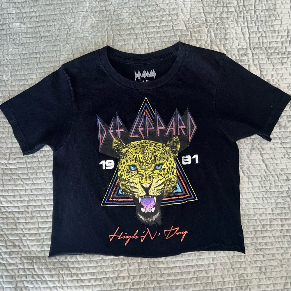Black Graphic Def Leppard T-Shirt / Youth size Small / Cropped style